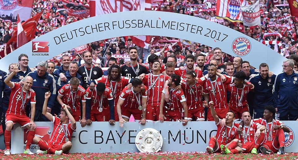 Bayern Munich ăn mừng chức vô địch Bundesliga thứ 5 liên tiếp: Tưng bừng hoa, bia và chia tay